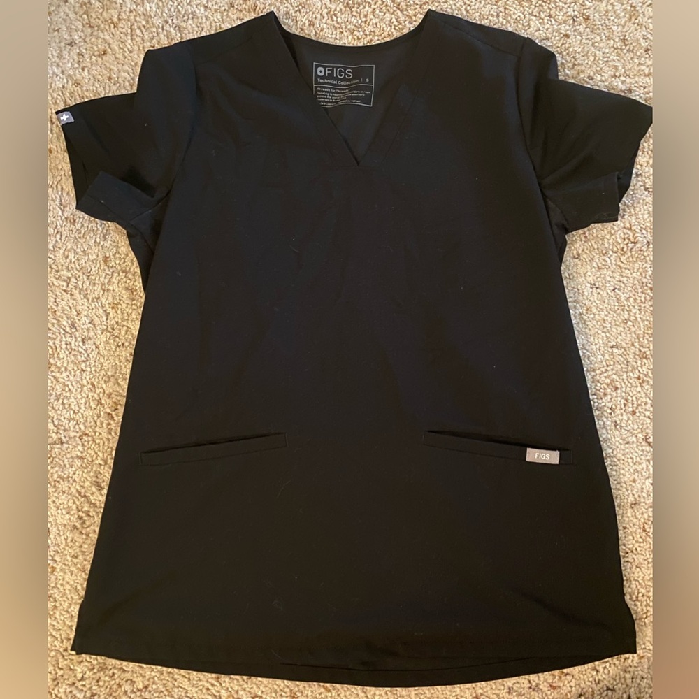 Black three pocket Figs Casma scrub top in size small